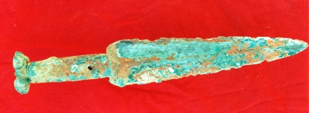 Dagger discovered in rGya-gling tomb M6. Photo courtesy of Shargen Wangdu